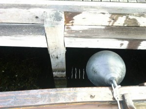 Dan een gat in de kneppelharde azobe remming boren.