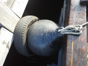 De stootbal past, bij normale waterstand precies in de band en houdt de botter mooi vrij van de kant.